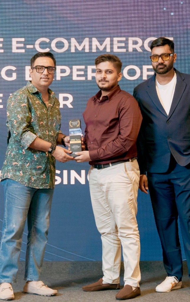 Shashank Singh receiving E-commerce Award